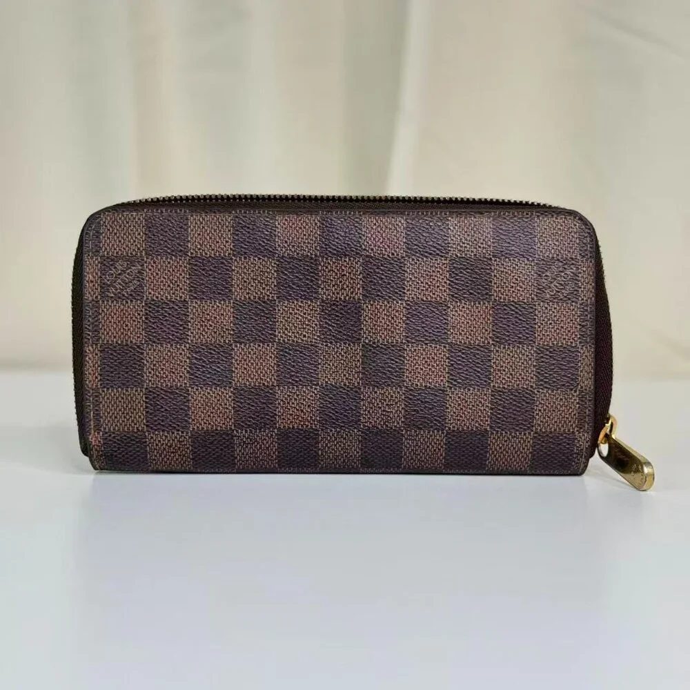 Louis Vuitton Damier Ebene Wallet with Classic Checkered Design - Picture 2 of 9